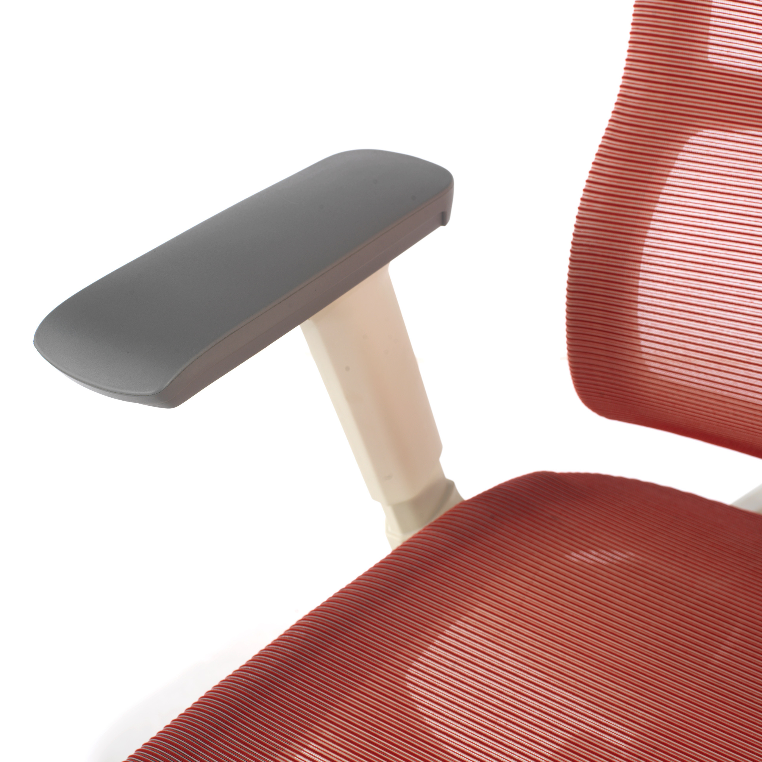 ajustar reposabrazos silla ergonomica