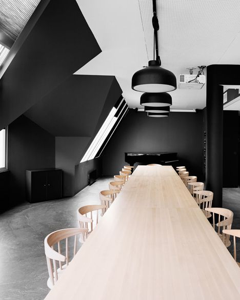 Sala de reuniones en blanco y negro