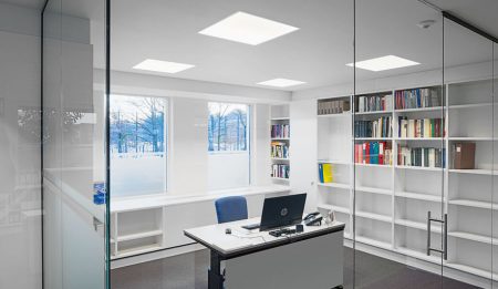 oficina más espaciosa luces led