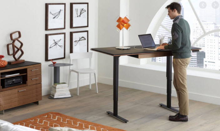 Trabajar de pie con un escritorio elevable eléctrico: mi experiencia
