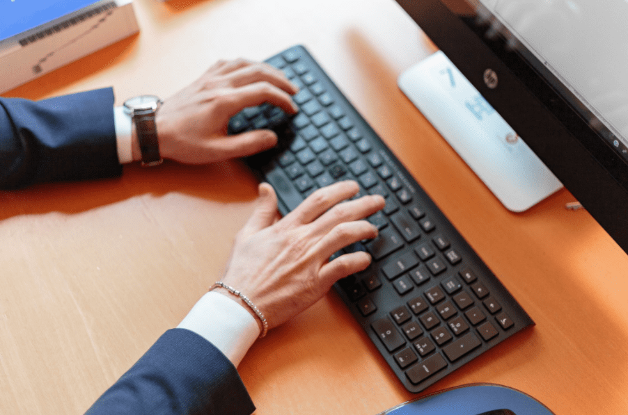 Ergonomía en el puesto de trabajo: ¿Cómo colocar ratón y teclado?